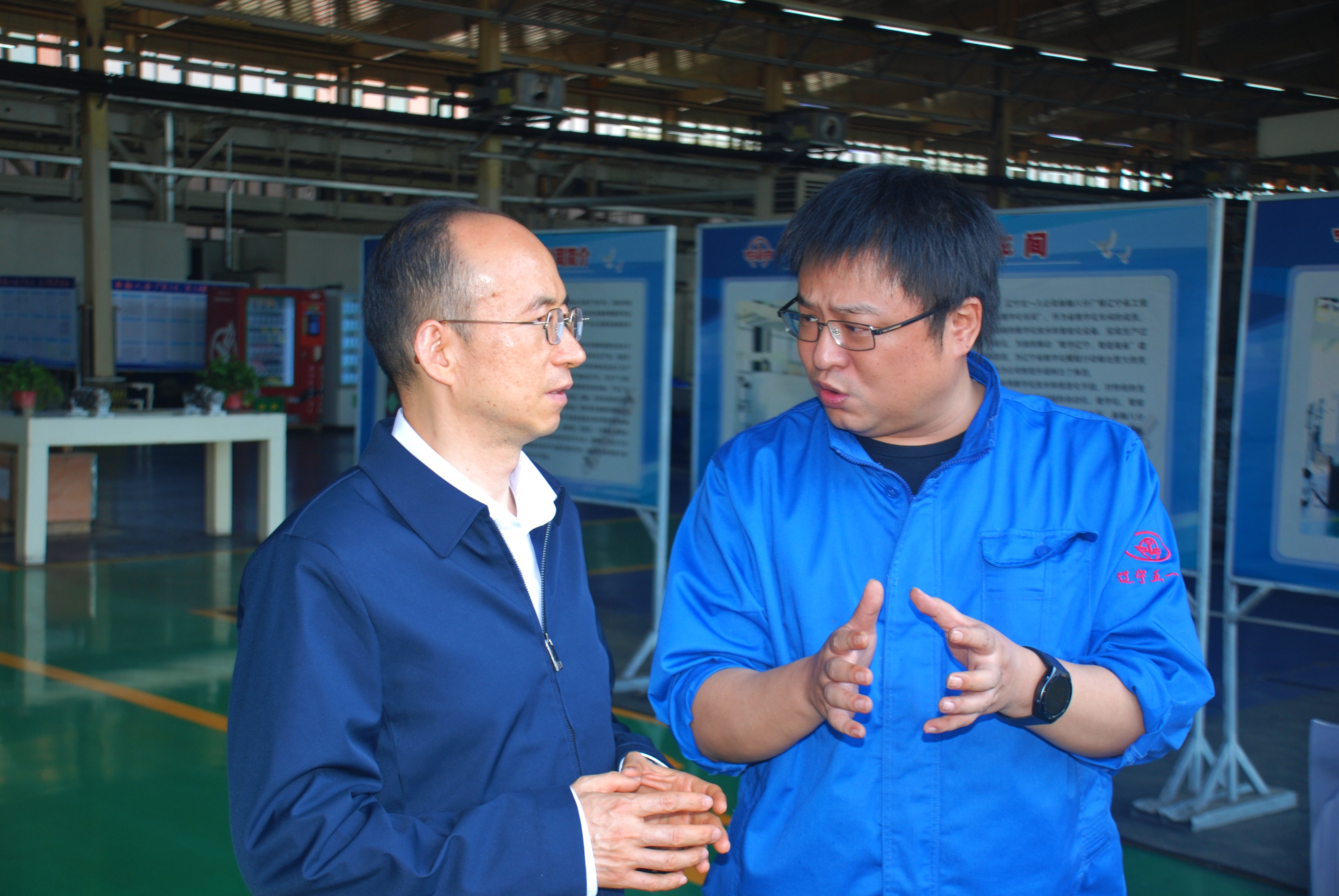 省財(cái)政廳副廳長沈衛(wèi)裕蒞臨我司調(diào)研大型鐓鍛曲軸生產(chǎn)線建設(shè)項(xiàng)目